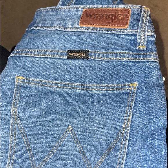 Wrangler Women's Straight-Leg Jeans in Ocean Medium Wash, size 10x32 - Picture 4 of 5